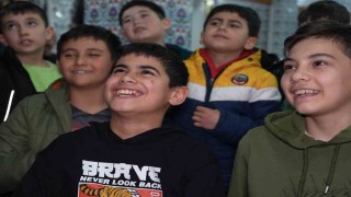 Teravih namazına camiye gelen çocuklar ilahi söyledi