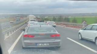 Tırda yüklü olan profil demirler yola savruldu, arkadaki araç zarar gördü