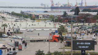 Tırdan trafiği tehlikeye düşüren hareket