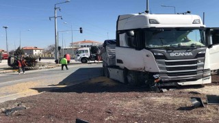 Tırın çarptığı traktör ikiye bölündü, sürücüsü yaralı kurtuldu