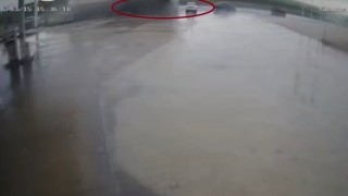Tırın otomobilin üstüne devrildiği anlar kamerada