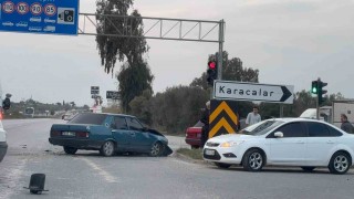 Tofaşın kırmızı ışık ihlaliyle gelen kaza kamerada