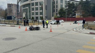 Tokatta motosikletle otomobil çarpıştı: 2 ağır yaralı