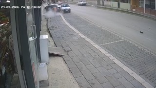 Tokatta otomobil markete girdi: 2 yaralı