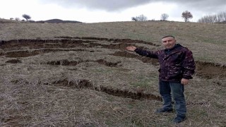 Tokatta yağış sonrası heyelan tarlayı kullanılamaz hale getirdi