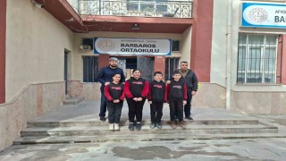 Topladıkları para ile 3 bakkalın veresiye defterini satın alan öğretmen ve öğrenciler yürekleri ısıttı
