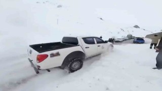 Trabzon-Bayburt karayolundaki çığa ilk müdahale off-road araçlarıyla yapıldı