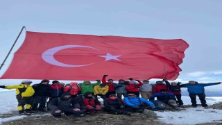 Trabzonun en yüksek tepesindeki Türk bayrağı yenilendi