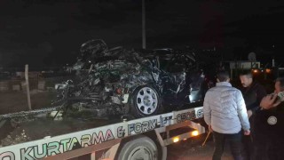 Trafik kazasında tırın altına aldığı otomobil, oto kurtarma aracının üzerinde alev aldı