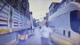 Trafikte dehşet: Tırdaki yolcu bıçakla saldırdı