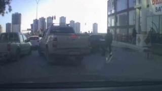 Trafikte tartıştıkları kişinin aracına sopa ve sandalyelerle saldırdılar