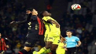 Trendyol Süper Lig: Fatih Karagümrük: 1 - Fenerbahçe: 0 (Maç devam ediyor)