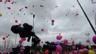 Tuzlada balonlar kanseri yenen Almira için gökyüzüne uçtu