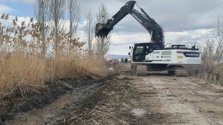 Tuzlucada 10 kilometrelik sulama hattı temizleniyor