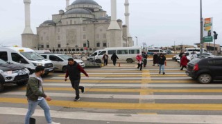 Üç şeritli yolda tehlikeli yaya geçidi korkutuyor