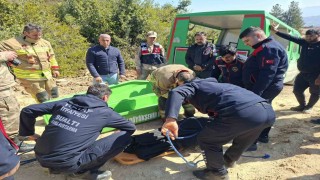 Uçuruma yuvarlanan hafriyat kamyonunun sürücüsü hayatını kaybetti