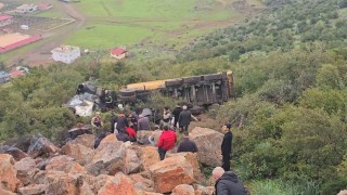 Uçuruma yuvarlanan kamyonun sürücüsü öldü
