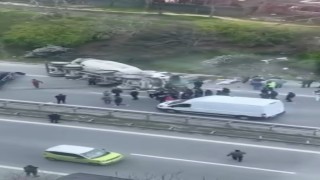 Ümraniyede araca çarpan beton mikseri devrildi: 1 yaralı