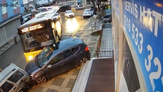 Ümraniyede İETT otobüsü park halindeki araçlara çarptı