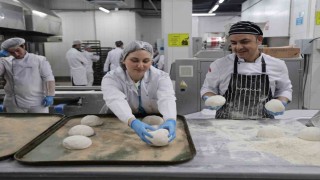 Üniversite öğrencileri kendi elleriyle yaptıkları pideleri iftar çadırında dağıttı