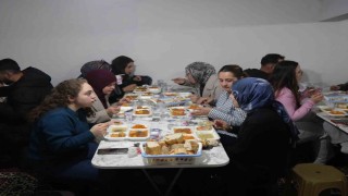 Üniversite öğrencileri oruçlarını köyde kurulan iftar sofrasında açtı