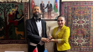 Ünlü Yazar Uluslararası Barış Ödülleriyle Dikkat Çekiyor