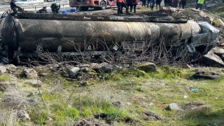 Uşakta mazot yüklü tanker alev alev yandı: 1 ölü