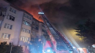 Üsküdarda site içindeki binanın çatısında yangın paniği
