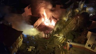 Üsküdarda tarihi metruk binalarda yangın