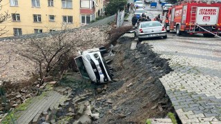 Üsküdarda yol çöktü: Otomobil çukura düştü