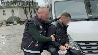 Uyuşturucu satarken suçüstü yakalandı