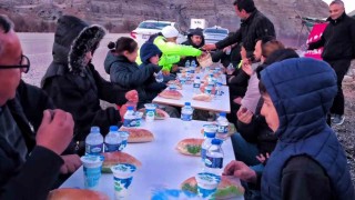 Uzunderede yolda iftar geleneği: Öğrenciler ve öğretmenler yoldan geçen sürücülere iftarlık dağıttı