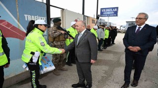 Vali Hatipoğlu, uygulama noktalarında güvenlik güçleri  ve vatandaşlarla bayramlaştı