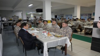Vali Işın, orucunu Mehmetçiklerle açtı