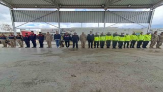 Vali Kalaylı uygulama noktasında güvenlik güçleri ve vatandaşlarla bayramlaştı