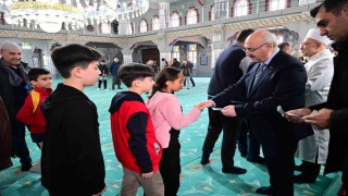 Vali Köşger bayram sevincini görevi başındaki personeller ve vatandaşlarla paylaştı