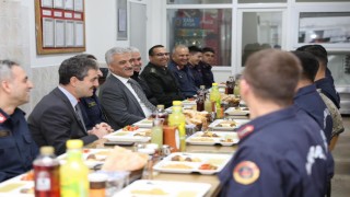 Vali Makas Mehmetçikle iftar yaptı