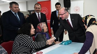 Vali Serdengeçti Arefe Günü Huzurevini Ziyaret Etti