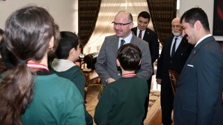 Vali Serdengeçti Başarılı Öğrencileri Ağırladı