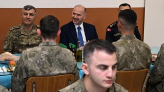 Vali Serdengeçti Mehmetçikle İftar Yaptı