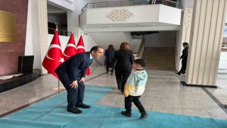 Vali Taşolar bayram geleneğini sürdürdü, çocuklara harçlık verdi