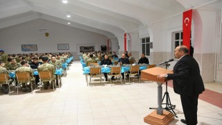 Vali Ustaoğlu Mehmetçikle iftarda buluştu
