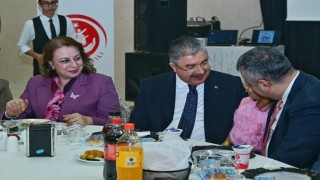 Vali Yılmaz ve eşi, koruyucu ailelerle iftar sofrasında buluştu