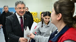 Vali Yılmaz’dan Kadın İşçilere Çiçekli Kutlama