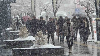 Vanda kar yağışı ve sis etkili oluyor