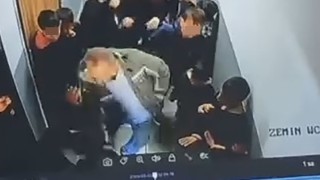 Vanda okulda dehşet: Çocuğuna kartopu atan öğrenciyi koridorda darp etti