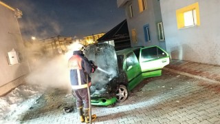 Vanda park halindeki otomobil yandı