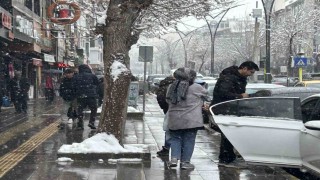 Vanda yoğun kar yağışı etkisini sürdürüyor