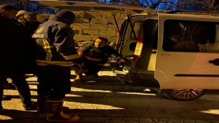 Vanın Edremit ilçesinde park halindeki kamyonetin motoru yandı