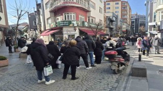 Vatandaşlar indirim için metrelerce kuyruk oluşturdu